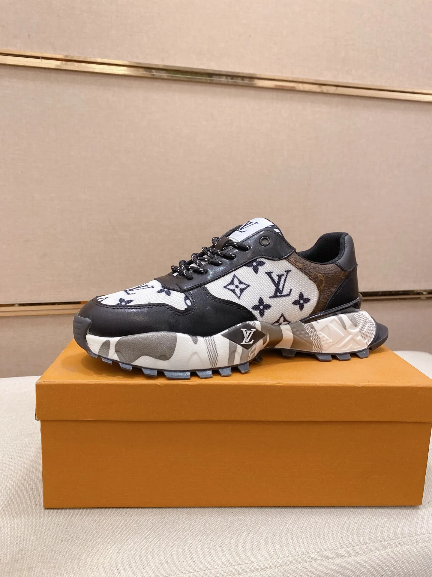 Men's shoes💰:442💰🇮🇹🇮🇹LV Louis Vuitton. The latest fashionable casual shoes are popular in physical stores. New spring and summer comfortable imported custom original cowhide, unique jacquard fabric element design. With sheepskin lining, Lv original bottom, [sun][sun] high-end packaging and high quality💪Details determine the quality, you can enter and exit the counter at will, welcome to compare🇮🇹Size 38-44